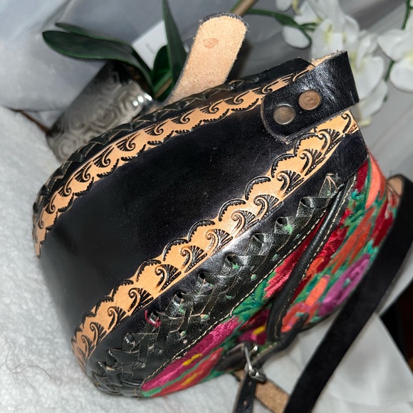 💐 Beautiful Hand Crafted Handbag 💐 - Picture 3 of 11